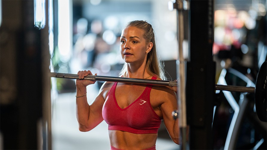 Kvinde udf�rer tr�nings�velsen milit�rpres.